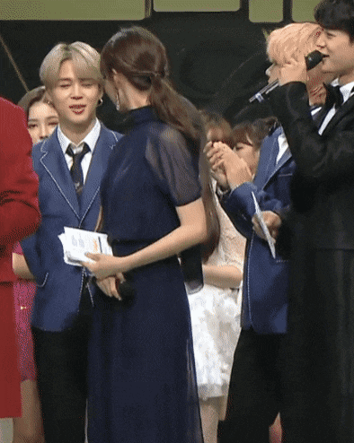 Vì đâu khoảnh khắc này của Yoona (SNSD) và V (BTS) lại được thả tim rần rần? ảnh 2