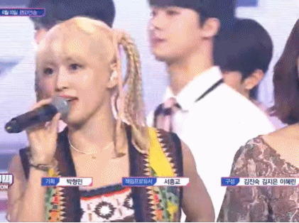 Fan K-Pop truy lùng chàng trai áo hồng có mặt trong màn encore gây sốc của Momo (TWICE) ảnh 1