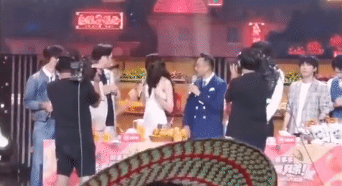 Địch Lệ Nhiệt Ba bị fan cuồng bất ngờ cầu hôn nhưng Vương Nhất Bác lại nhận “gạch đá” ảnh 1