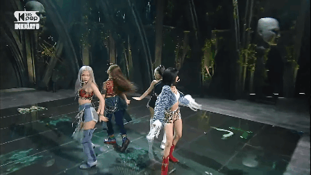 Fan không khỏi xót xa khi thấy BLACKPINK ngày càng gầy đi vì "How You Like That” ảnh 1