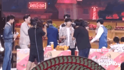 Địch Lệ Nhiệt Ba bị fan cuồng bất ngờ cầu hôn nhưng Vương Nhất Bác lại nhận “gạch đá” ảnh 4