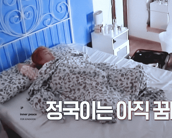 Jungkook có thói quen nằm ngủ như thế nào mà ARMY khuyên “bỏ ngay đi anh”? ảnh 2