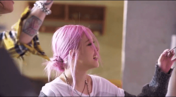 Xem những cảnh bị cắt khỏi MV "Lovesick Girls", dân tình chỉ thêm bực mình với YG Ent ảnh 4