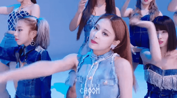 Jihyo (đứng phía sau Tzuyu) bị phát hiện quên vũ đạo trong MV I Can't Stop Me bản đầu tiên Khổ như Jihyo (TWICE): Khi hẹn hò thì bị chê bai hết lời, lúc chia tay lại bị "cà khịa" ảnh 2