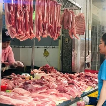 Vì sao giá lợn hơi giảm sâu, giá ở chợ vẫn neo cao?