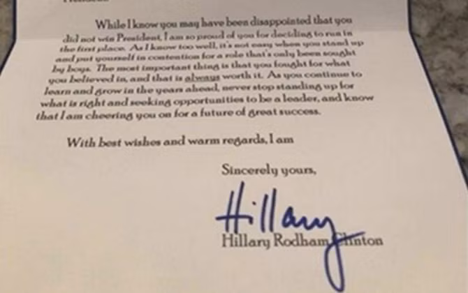Bức thư bà Hillary Clinton gửi cô bé vừa… tuột chức lớp trưởng khiến dân mạng thích thú