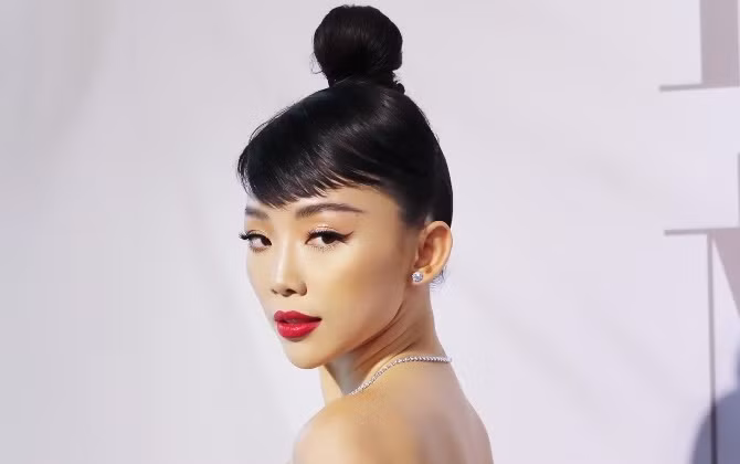 Tóc Tiên trang điểm sắc sảo, Hương Giang diện tóc ánh kim tại show diễn của Lý Quí Khánh
