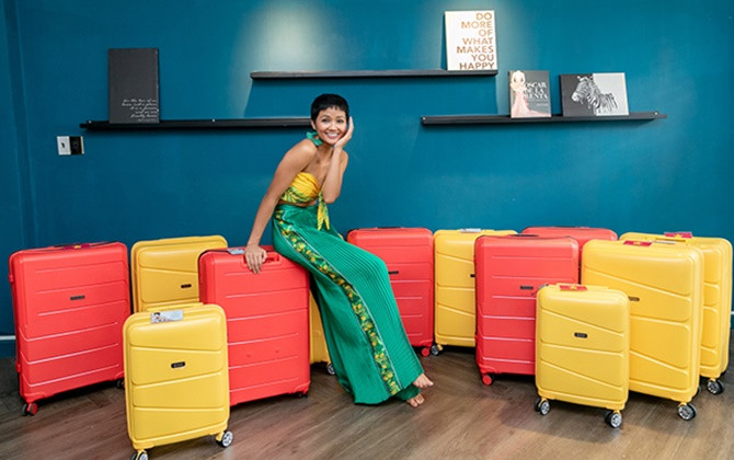 H’Hen Niê nổi bật trong các hoạt động của Miss Universe vì ngày nào cũng thay 3-4 bộ trang phục