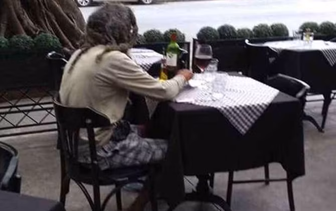 Phản ứng của anh phục vụ khi người đàn ông vô gia cư muốn trả tiền bữa ăn