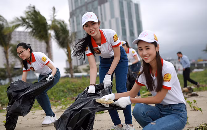 Nữ sinh nhặt rác, tặng quà cho trẻ mồ côi tại Đà Nẵng