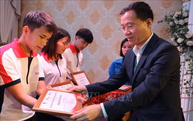 19 sinh viên truờng ĐH Sao Đỏ được nhận học bổng “Sharing the Dream” 