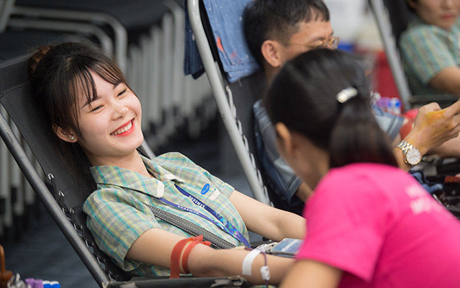 Hàng ngàn công nhân hiến máu tình nguyện