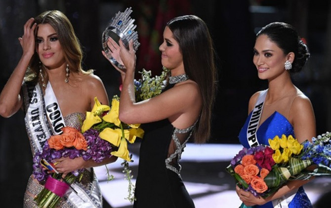 Miss Universe 2018: Khổ thân MC Steve Harvey, lại bị trêu vì "phốt" xướng tên nhầm Hoa hậu