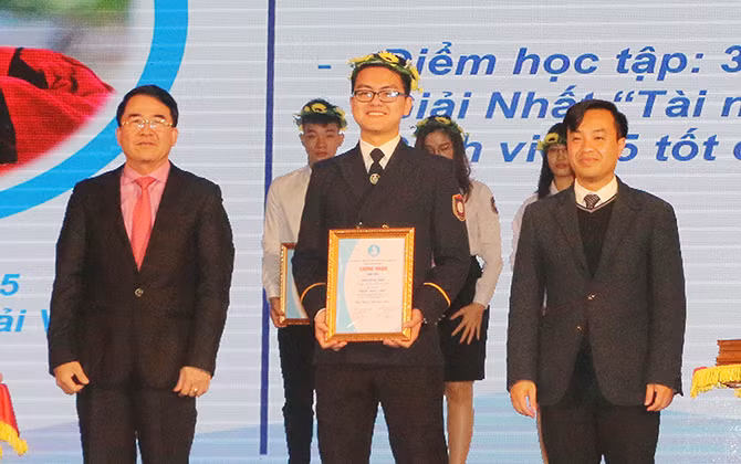 Gần 100 Sinh viên Hải Phòng được vinh danh là "Sinh viên 5 tốt"