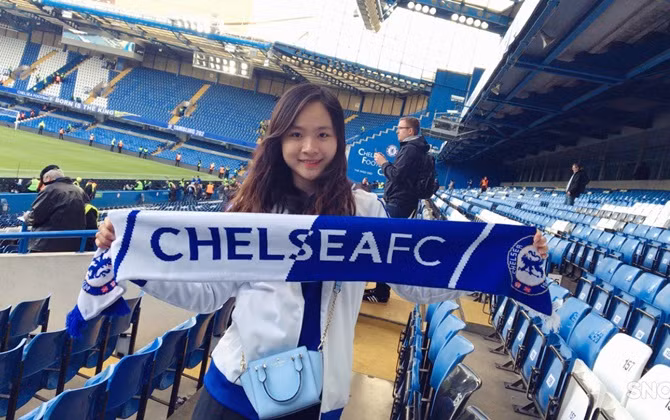 Khám phá các sân bóng nổi tiếng thế giới cùng cô nàng 9X