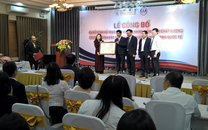 Khoa Quốc tế (ĐHQG Hà Nội) nhận chứng nhận kiểm định chương trình Kinh doanh quốc tế