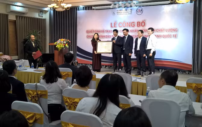 Khoa Quốc tế (ĐHQG Hà Nội) nhận chứng nhận kiểm định chương trình Kinh doanh quốc tế