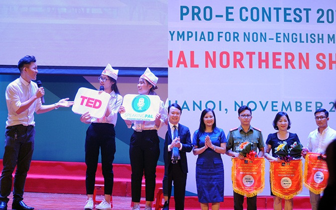 Sinh viên tự hào giới thiệu video "Trường tôi là nhất" trong cuộc thi Olympic tiếng Anh không chuyên toàn quốc