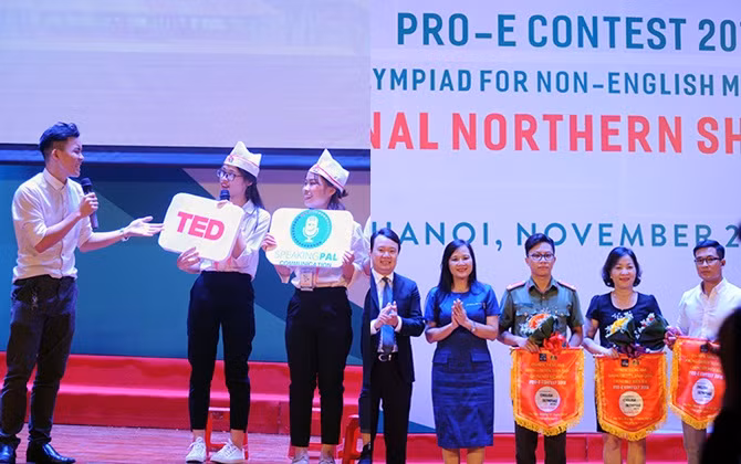 Sinh viên tự hào giới thiệu video "Trường tôi là nhất" trong cuộc thi Olympic tiếng Anh không chuyên toàn quốc