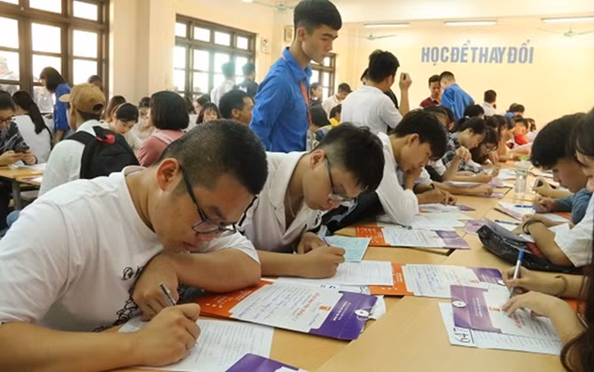 Hàng ngàn tân SV làm thủ tục nhập học đợt 1 tại ĐH Đại Nam