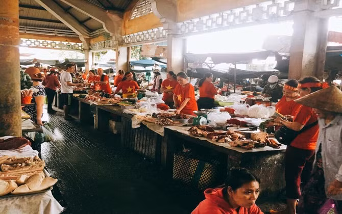 Huế: Tiểu thương mặc áo cờ đỏ sao vàng "nhuộm đỏ" chợ, cổ vũ tuyển Việt Nam
