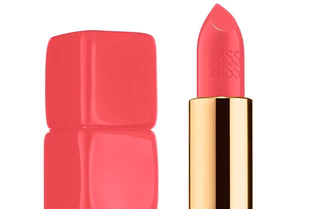 Kiss Kiss - Thỏi son "công chúa" cho ai vẫn mơ có nụ hôn với hoàng tử vào đêm Giáng sinh!