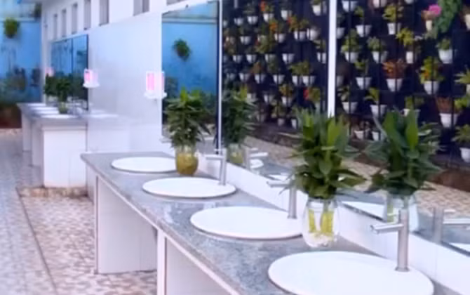 Chiêm ngưỡng WC trường học ở Quảng Ninh "đẹp và sang" chẳng thua khách sạn 5 sao