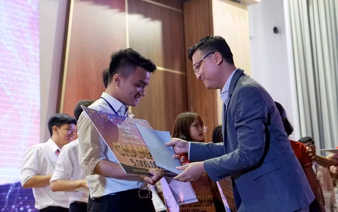 Bốn thí sinh xuất sắc nhất của cuộc thi “Chiến lược kinh doanh 2019” 