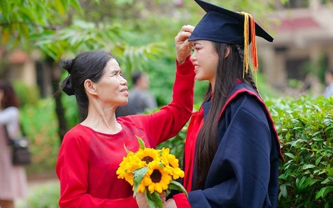 Xúc động bộ ảnh người mẹ vất vả, lam lũ đến chụp ảnh kỉ yếu cùng con gái