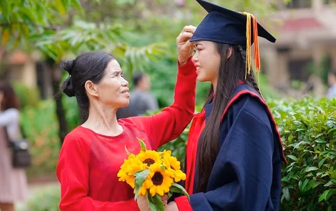 Xúc động bộ ảnh người mẹ vất vả, lam lũ đến chụp ảnh kỉ yếu cùng con gái