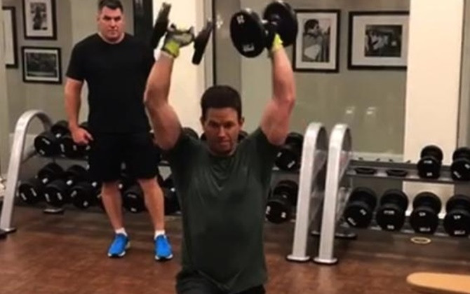 Để có thời gian tập thể dục, diễn viên Mark Wahlberg dậy từ… 2 giờ rưỡi sáng!