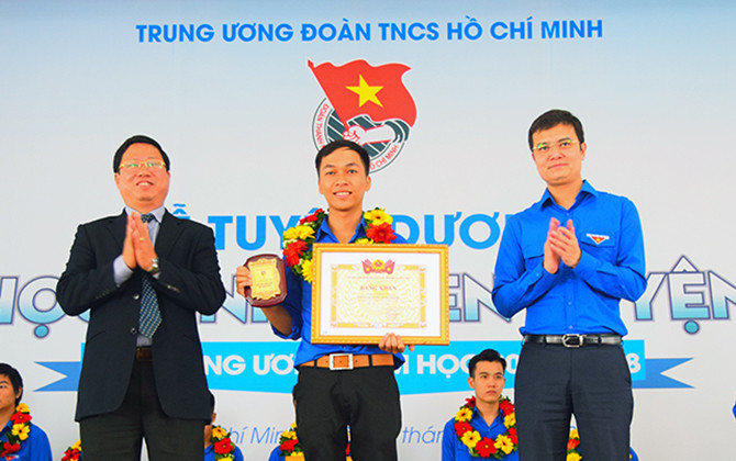 Tuyên dương 13 học sinh tiêu biểu trong học tập, rèn luyện
