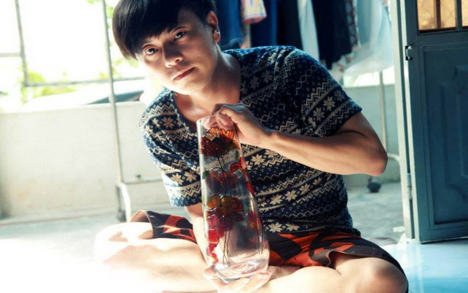 Chàng trai đam mê nghệ thuật vẽ thủy tinh