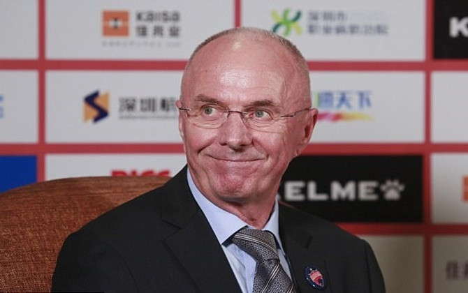 Bức ảnh HLV tuyển Philippines lặng lẽ rời sân sau trận thua được chia sẻ chóng mặt