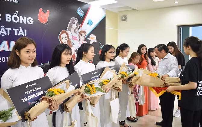Trao học bổng Tiktok cho nữ sinh viên Đại học Đà Nẵng