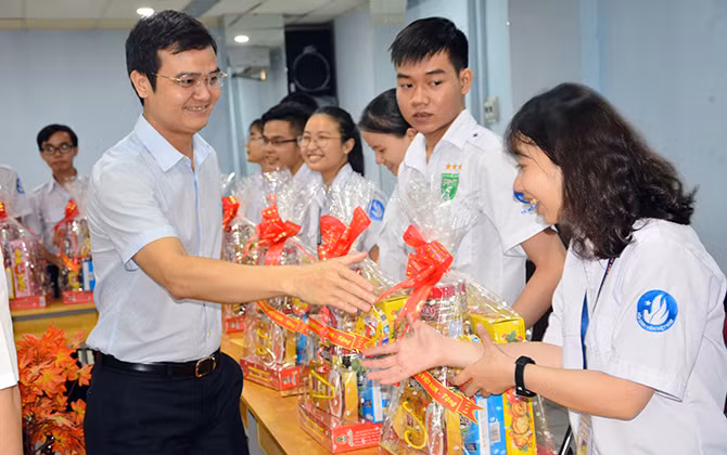 Chủ tịch T.Ư Hội Sinh viên chúc Tết cán bộ Hội là sinh viên có hoàn cảnh khó khăn