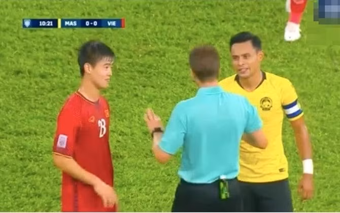 CĐV Malaysia “dội bom” trang cá nhân của hậu vệ Duy Mạnh sau trận chung kết lượt đi