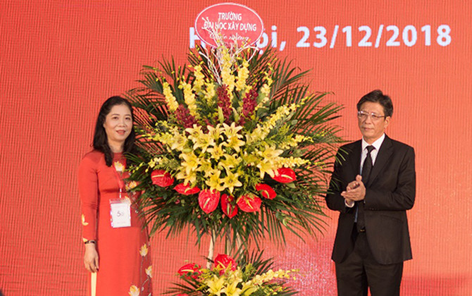 Sinh viên trổ tài mừng 50 năm thành lập khoa Kinh tế và Quản lý xây dựng