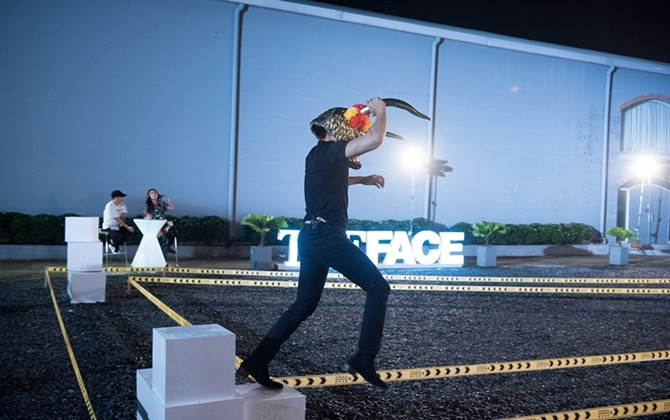 Cuối cùng thì The Face cũng chịu cho thí sinh thử thách catwalk... và là catwalk siêu khó