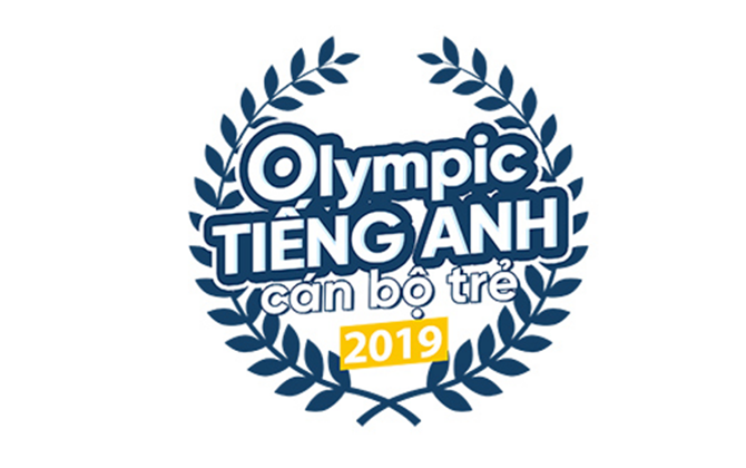 Cán bộ trẻ thi tiếng Anh trên ứng dụng điện thoại