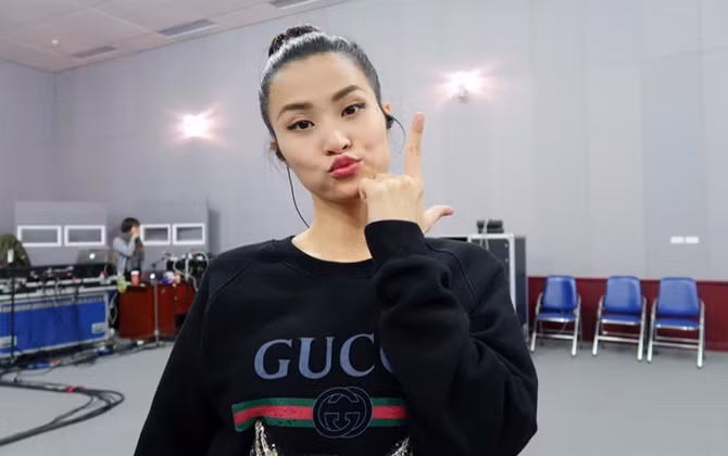 Chuẩn bị cho liveshow 40.000 khán giả, Đông Nhi ráo riết tập luyện cùng nhạc sĩ Hồ Hoài Anh