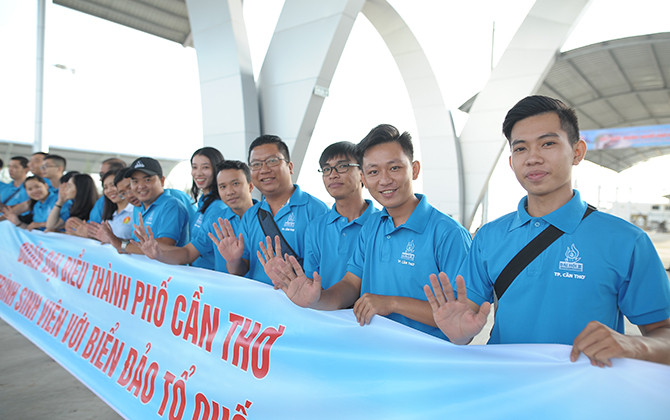 400 sinh viên tham gia chương trình "Tiếp bước những người anh hùng" tại Côn Đảo