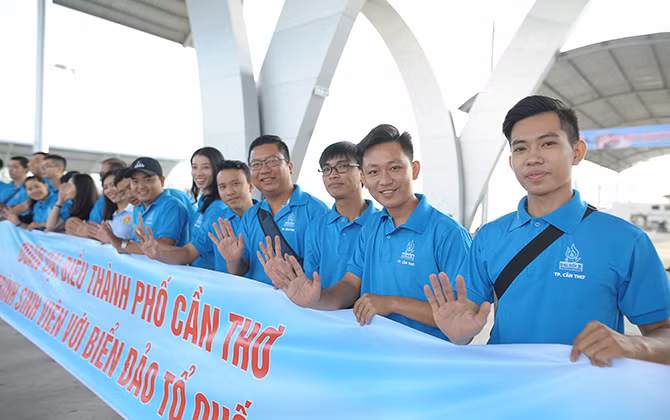 400 sinh viên tham gia chương trình "Tiếp bước những người anh hùng" tại Côn Đảo