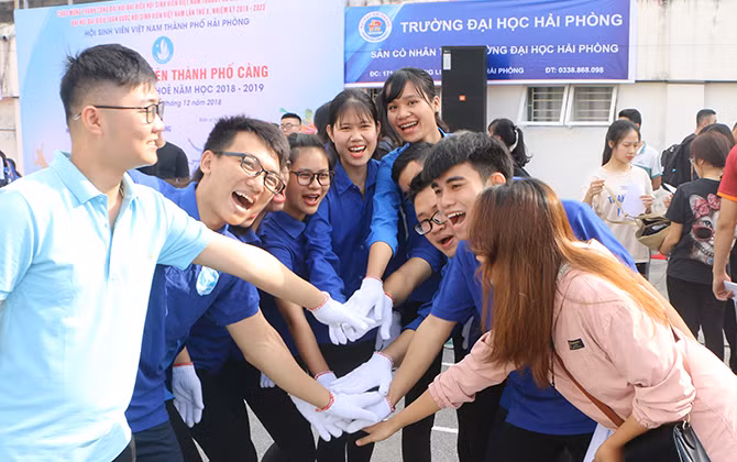 Sinh viên thành phố cảng tranh tài thể thao