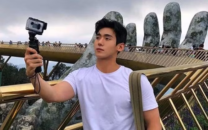 Chỉ với bức hình check-in Đà Nẵng mà "nam thần" này đã khiến bao trái tim phải ngẩn ngơ!
