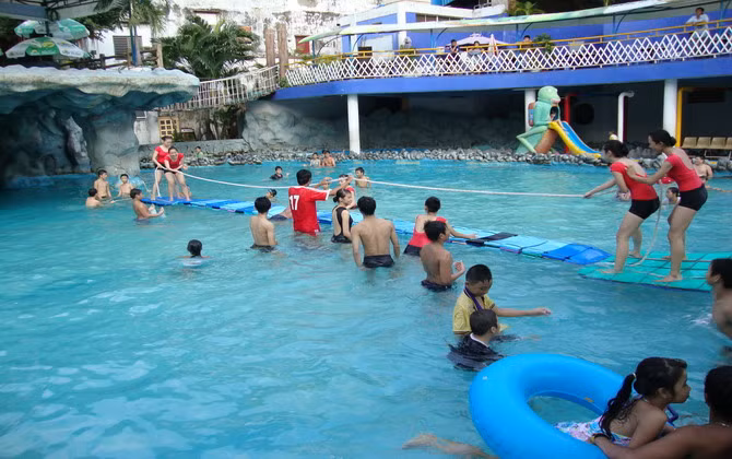 Muôn kiểu sinh viên tránh nóng ngày Hè