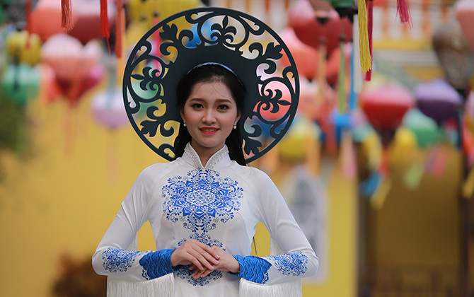 Hoa khôi sinh viên duyên dáng trong trang phục áo dài