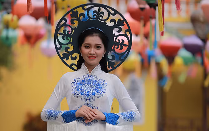 Hoa khôi sinh viên duyên dáng trong trang phục áo dài