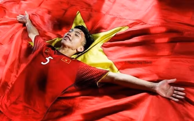 Đoàn Văn Hậu - 19 tuổi vô địch Đông Nam Á nhưng mãi là cậu em út sống tình cảm