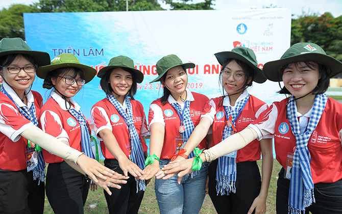 Khai mạc triển lãm ảnh"Tiếp bước những người anh hùng"